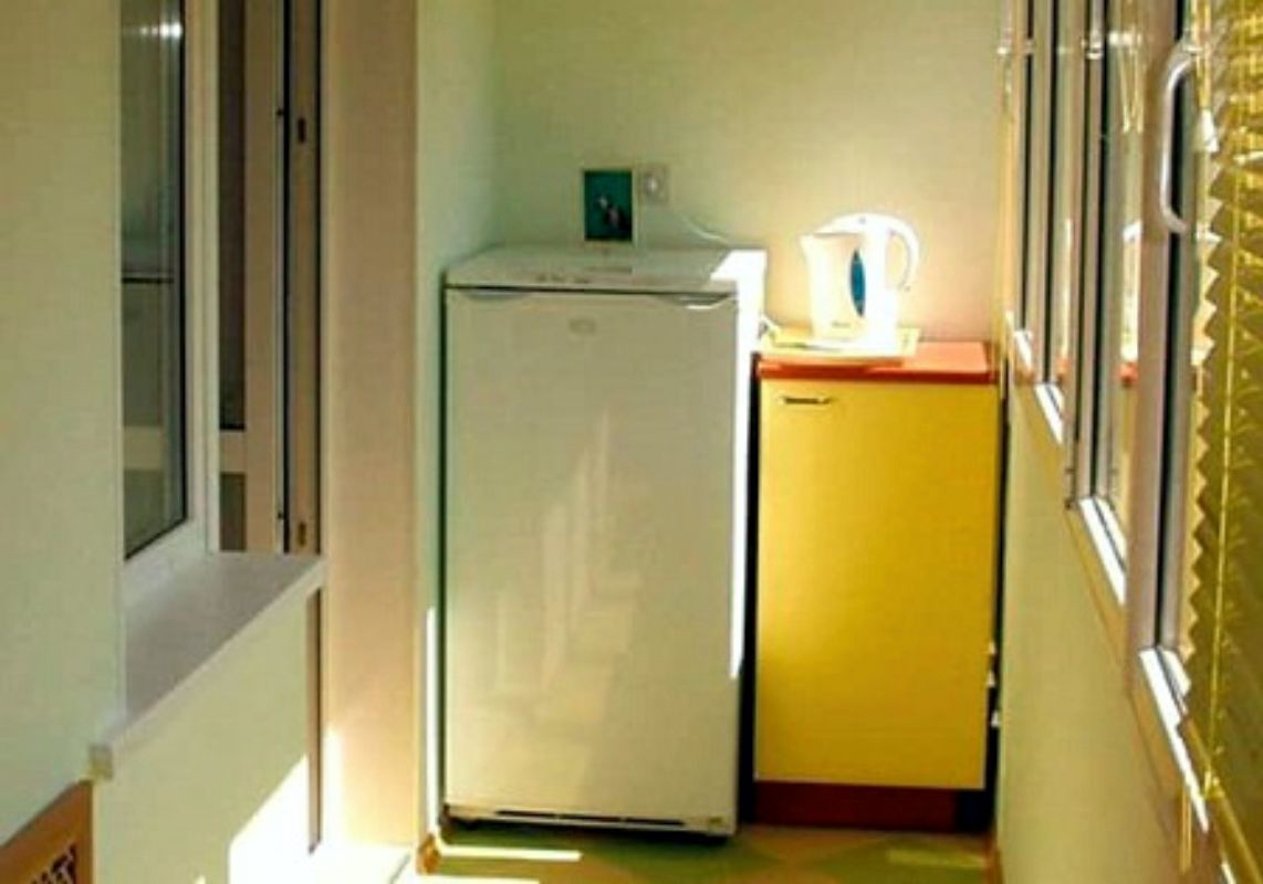 Можно ставить морозильную камеру на балкон. Холодильник на лоджии. Морозильная камера на лоджии. Холодильник на маленьком балконе. Встроенный холодильник на балконе.