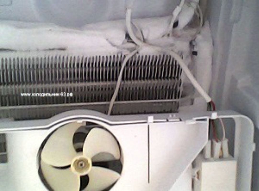 Почему не морозит верхняя. Холодильник Индезит ноу Фрост с верхней морозилкой. Индезит система ноу Фрост вентилятор. Вентилятор для холодильника Индезит ноу Фрост.