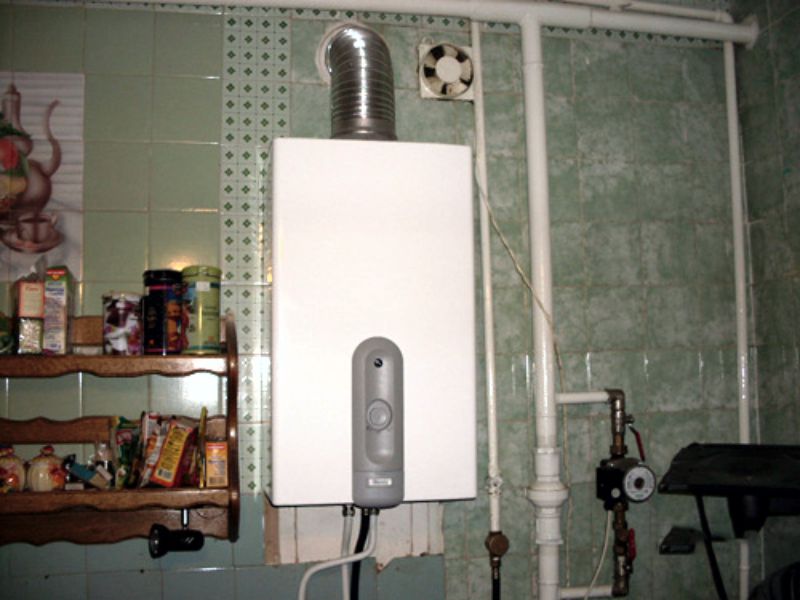 Проточная газовая колонка, установленная на кухне