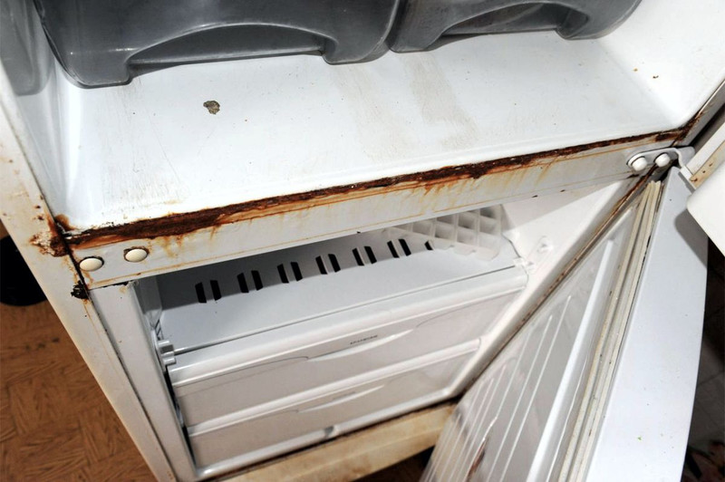 коррозия металлических элементов шкафа и холодильного агрегата