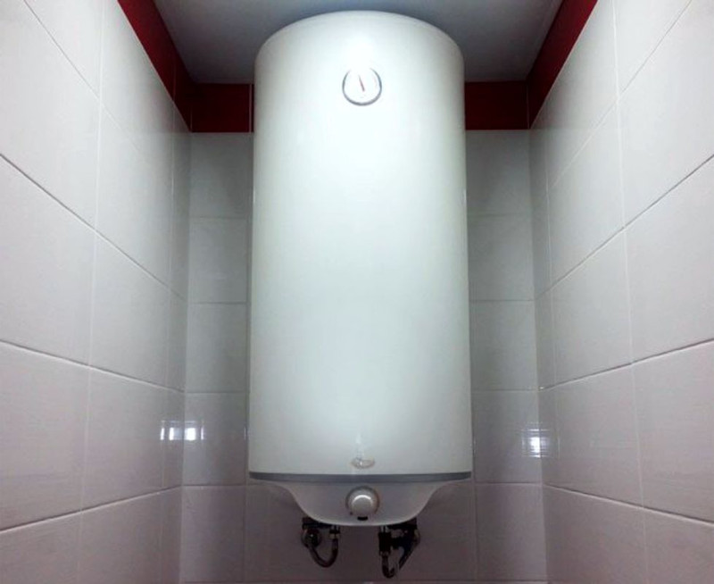 установка водонагревателя на задней стенке туалета